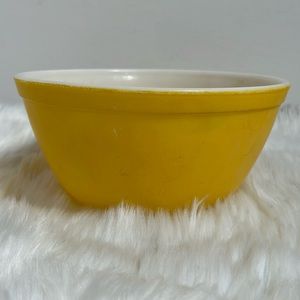 Vintage Pyrex primary color mixing bowl yellow 1 1/2 qt.